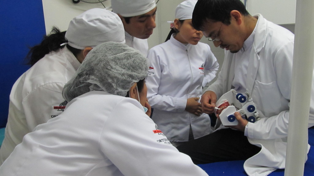 Explicando en Simulador los tratamientos a realizar en los pacientes